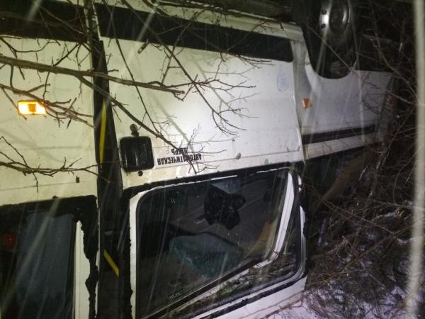 На Ставрополье перевернулся пассажирский микроавтобус, четыре человека пострадали